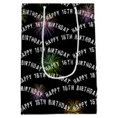 Happy 16th Birthday vuurwerk op zwart Medium Cadeauzakje (Achterkant)