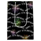 Happy 17th Birthday vuurwerk op zwart Medium Cadeauzakje (Achterkant)