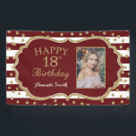 Happy 18th Birthday Banner Burgundy en Gold Photo<br><div class="desc">Fijne 18e verjaardag banner voor vrouwen of man. Banner van de Bourgogne en de Gouden Dag. Glitter Confetti. Bourgogne en witte strepen. Afdrukbaar digitaal. Voor verdere aanpassing,  te klikken gelieve de knoop "van de Aanpassing het"en ons ontwerphulpmiddel te gebruiken om deze sjabloon te wijzigen.</div>