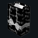 Happy 18th Birthday Bow op Black Medium Gift Bag Cadeauzakje<br><div class="desc">Gelukkige 18e verjaardagstekst en witte zuivere boog op zwarte achtergrond. Achtergrondkleur kan worden bewerkt. Tekst kan worden bewerkt of worden verwijderd.</div>