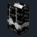 Happy 18th Birthday Bow op Black Medium Gift Bag Cadeauzakje<br><div class="desc">Gelukkige 18e verjaardagstekst en witte zuivere boog op zwarte achtergrond. Achtergrondkleur kan worden bewerkt. Tekst kan worden bewerkt of worden verwijderd.</div>