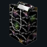 Happy 18th Birthday vuurwerk op zwart Medium Cadeauzakje<br><div class="desc">Fijne 18de verjaardagstekst met zwart vuurwerk. De achtergrondkleur en de verjaardagsleeftijd kunnen worden veranderd.</div>
