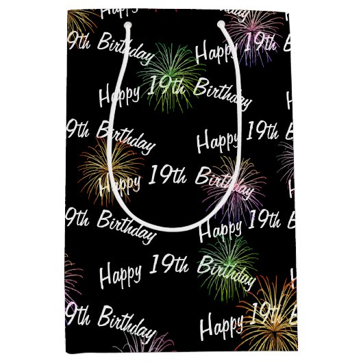 Happy 19th Birthday vuurwerk op zwart Medium Cadeauzakje (Voorkant)