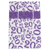 Happy 20th Birthday Random Number Pattern Paars Medium Cadeauzakje (Achterkant)