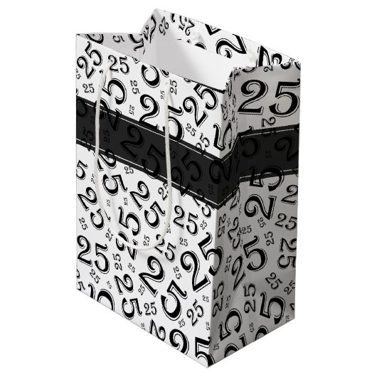 Happy 25th Birthday Black/White Number Pattern Medium Cadeauzakje (Achterkant Gekanteld)