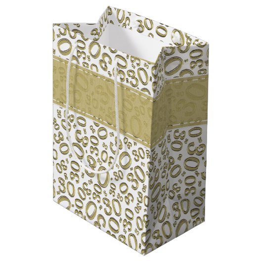 Happy 30th Birthday Gold en White Number Pattern Medium Cadeauzakje (Achterkant Gekanteld)