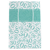 Happy 30th Birthday Number Pattern Blauwgroen en W Medium Cadeauzakje (Achterkant)