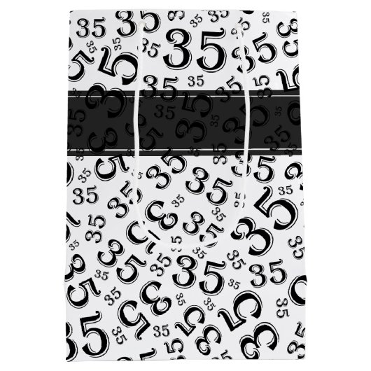 Happy 35th Birthday Number Pattern Black/White Medium Cadeauzakje (Achterkant)