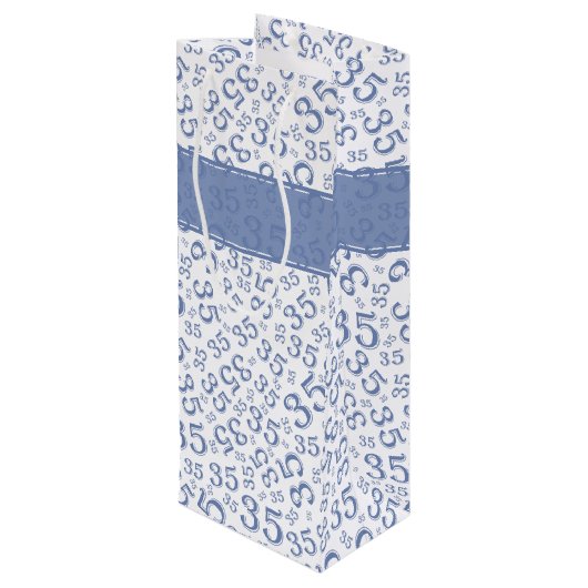 Happy 35th Birthday Number Pattern Blue/White Wijn Cadeautas (Achterkant Gekanteld)