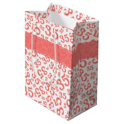 Happy 35th Birthday Number Pattern Coral/White Medium Cadeauzakje (Achterkant Gekanteld)
