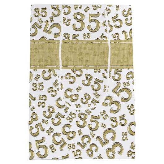 Happy 35th Birthday Number Pattern Gold/White Medium Cadeauzakje (Achterkant)