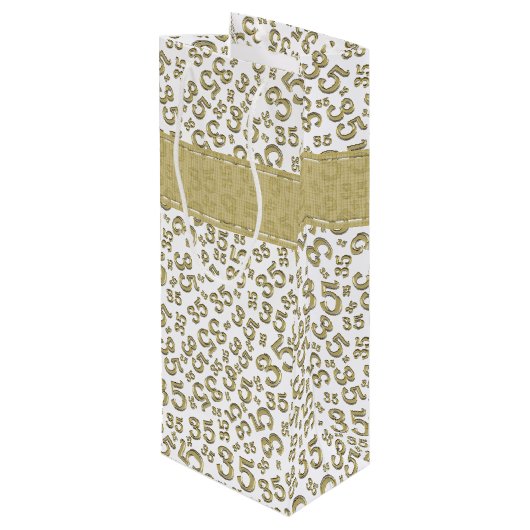 Happy 35th Birthday Number Pattern Gold/White Wijn Cadeautas (Achterkant Gekanteld)