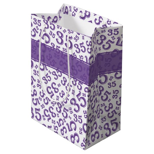 Happy 35th Birthday Number Pattern Paars/White Medium Cadeauzakje (Achterkant Gekanteld)