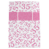 Happy 35th Birthday Number Pattern Pink/White Medium Cadeauzakje (Achterkant)