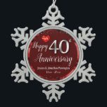 Happy 40th Wedding Jubileum Tin Sneeuwvlok Ornament<br><div class="desc">Fantastisch rood,  Happy 40e Jubileum versiering. Faux foil op de 40e en als lijst aan de grens. Achtergrond van rode olie gemaakt door Valarie Wade. Kleine rode hartslag in de bovenhoek. Namen en datums kunnen worden aangepast.</div>