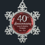 Happy 40th Wedding Jubileum Tin Sneeuwvlok Ornament<br><div class="desc">Fantastisch rood,  Happy 40e Jubileum versiering. Faux foil op de 40e en als lijst aan de grens. Achtergrond van rode olie gemaakt door Valarie Wade. Namen en datums kunnen worden aangepast.</div>