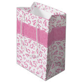 Happy 45th Birthday Number Pattern Pink/White Medium Cadeauzakje (Achterkant Gekanteld)