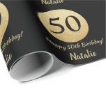 Happy 50th Birthday Black en Gold Glitter Cadeaupapier<br><div class="desc">Gelukkig 50e verjaardag zwart en goudglitter wrappend papier met een persoonlijke naam. Voor verdere aanpassing,  te klikken gelieve de knoop "van de Aanpassing het"en ons ontwerphulpmiddel te gebruiken om deze sjabloon te wijzigen.</div>