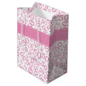Happy 50th Birthday Number Pattern Pink/White Medium Cadeauzakje (Achterkant Gekanteld)
