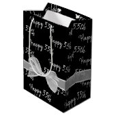 Happy 55th Birthday Bow op Black Medium Gift Bag Medium Cadeauzakje (Achterkant Gekanteld)