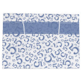Happy 5th Birthday Number Pattern 5 Blue/White Groot Cadeauzakje (Achterkant)