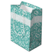 Happy 65th Birthday Number Pattern Blauwgroen en w Medium Cadeauzakje (Achterkant Gekanteld)