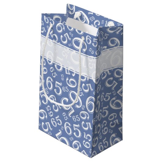 Happy 65th Birthday Number Pattern Blue and White Klein Cadeauzakje (Achterkant Gekanteld)