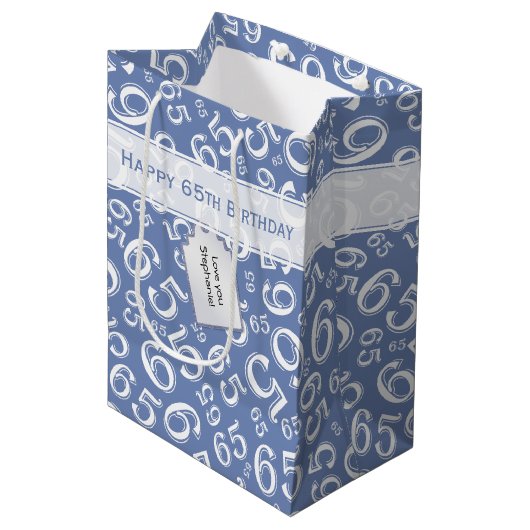 Happy 65th Birthday Number Pattern Blue and White Medium Cadeauzakje (Voorkant Gekanteld)