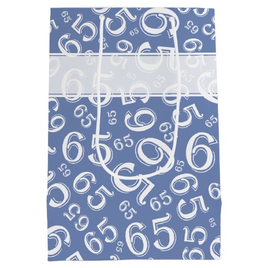 Happy 65th Birthday Number Pattern Blue and White Medium Cadeauzakje (Achterkant)