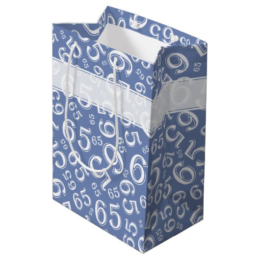 Happy 65th Birthday Number Pattern Blue and White Medium Cadeauzakje (Achterkant Gekanteld)