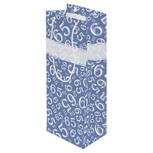 Happy 65th Birthday Number Pattern Blue and White Wijn Cadeautas (Achterkant Gekanteld)
