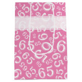 Happy 65th Birthday Number Pattern Pink and White Medium Cadeauzakje (Achterkant)