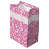 Happy 65th Birthday Number Pattern Pink and White Medium Cadeauzakje (Achterkant Gekanteld)