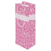 Happy 65th Birthday Number Pattern Pink and White Wijn Cadeautas (Achterkant Gekanteld)