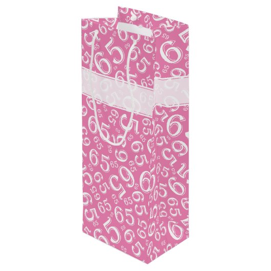 Happy 65th Birthday Number Pattern Pink and White Wijn Cadeautas (Achterkant Gekanteld)