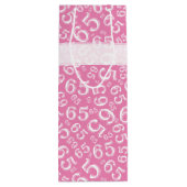 Happy 65th Birthday Number Pattern Pink and White Wijn Cadeautas (Achterkant)