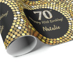 Happy 70th Birthday Black en Gold Glitter Cadeaupapier<br><div class="desc">Fijne 70ste verjaardag zwarte en gouden glitterwappapier met persoonlijke naam. Voor verdere aanpassing,  te klikken gelieve de knoop "van de Aanpassing het"en ons ontwerphulpmiddel te gebruiken om deze sjabloon te wijzigen.</div>