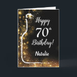Happy 70th Birthday Black en Gold Glitter Wine Kaart<br><div class="desc">Happy 70th Birthday Black en Gold Glitter Wine Card met persoonlijke naam. Voor verdere aanpassing,  te klikken gelieve de knoop "van de Aanpassing het"en ons ontwerphulpmiddel te gebruiken om deze sjabloon te wijzigen.</div>