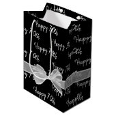 Happy 70th Birthday Bow op Black Medium Gift Bag Cadeauzakje (Voorkant Gekanteld)