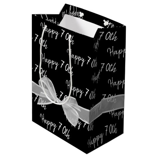Happy 70th Birthday Bow op Black Medium Gift Bag Cadeauzakje (Achterkant Gekanteld)