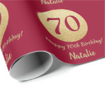 Happy 70th Birthday Burgundy Red en Gold Glitter Cadeaupapier<br><div class="desc">Fijne 70ste verjaardag Burgundy Red en Gold Glitter Wrapping Paper met persoonlijke naam. Voor verdere aanpassing,  te klikken gelieve de knoop "van de Aanpassing het"en ons ontwerphulpmiddel te gebruiken om deze sjabloon te wijzigen.</div>