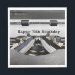 Happy 70th Birthday Retro-typemachine Servet<br><div class="desc">Extreme close-up van een ouderwetse typemachine met de tekst "happy 70th verjaardag" in een verborgen lettertype.</div>