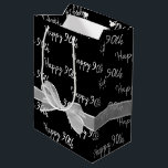 Happy 90th Birthday Bow op Black Medium Gift Bag Medium Cadeauzakje<br><div class="desc">Gelukkige 90ste verjaardagstekst en witte zuivere boog op zwarte achtergrond. Achtergrondkleur kan worden bewerkt. Tekst kan worden bewerkt of worden verwijderd.</div>