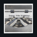 Happy 90th Birthday Retro Typwriter Servet<br><div class="desc">Extreme close-up van een ouderwetse typemachine met tekst van de "gelukkige 90ste verjaardag" in een verborgen lettertype.</div>