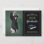 Happy Afstudeerder Trendy Fotopartijaankondiging Kaart (Voorkant)