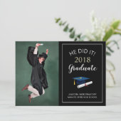 Happy Afstudeerder Trendy Fotopartijaankondiging Kaart (Staand voorkant)