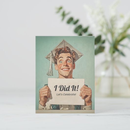 Happy Afstuderen Holding Invitation Briefkaart (Staand voorkant)