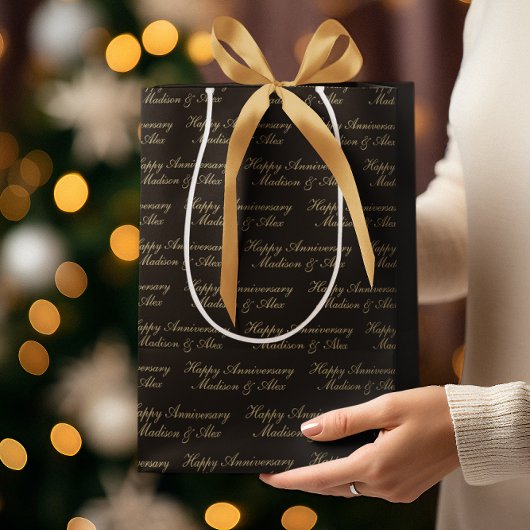 Happy Anniversary Script with Name Black Gold Medium Cadeauzakje