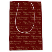Happy Anniversary Script with Name Burgundy Gold Medium Cadeauzakje (Voorkant)