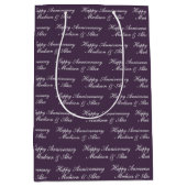 Happy Anniversary Script with Name Plum Medium Cadeauzakje (Voorkant)